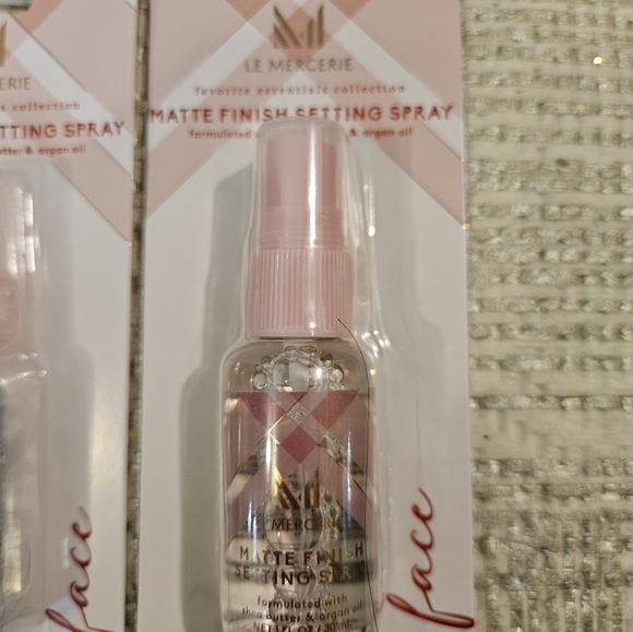 Le Mercerie Matte Finish Setting Spray 2 blts NEW - Picture 2 of 3